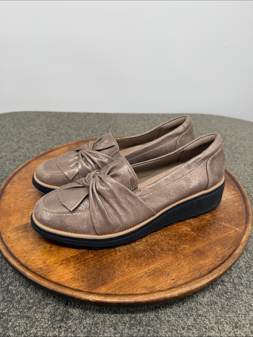 Clarks Shoes Wm 9 M Metallic Knot Loafer Slip-On Comfort Sharon Dasher